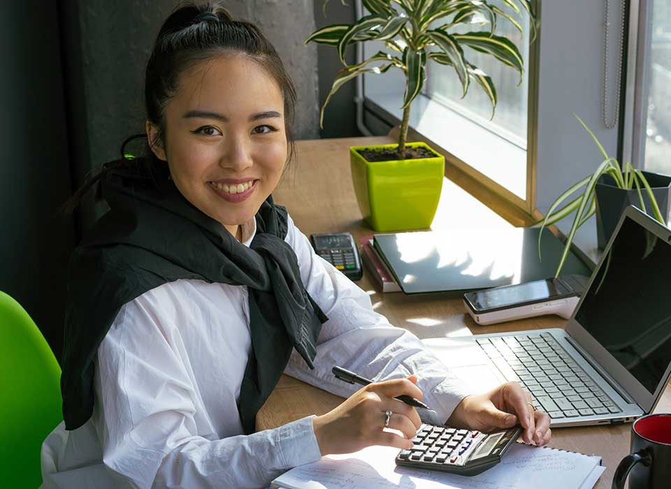 mulher sorrindo no escritório