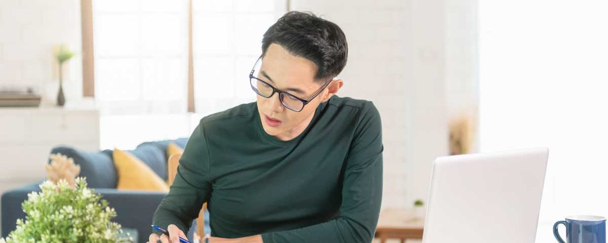 homem em escritório